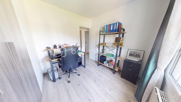 Lucas LECLAND vous propose : Situé à Villemandeur, dans un quartier pavillonnaire calme proche des commodités et de la gare de Montargis. Un pavillon de 100 m2 dont 80m2 de surface habitables des années 1977 composé : d'une entrée, un salon/séjour donnant accès à une véranda, une cuisine ouverte donnant accès à une seconde véranda. Le couloir dessert quant à lui, un WC, une salle d'eau, 3 chambres. 
Un garage attenant, accessible depuis le salon est également présent. 
Côté extérieur : Dépendance, puit. 
Maison lumineuse et fonctionnelle.

Les +++ : 
Double vitrage PVC récent
Tout à l'égout
Calme, proche commodité.