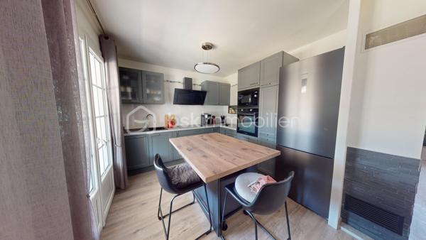 Lucas LECLAND vous propose : Situé à Villemandeur, dans un quartier pavillonnaire calme proche des commodités et de la gare de Montargis. Un pavillon de 100 m2 dont 80m2 de surface habitables des années 1977 composé : d'une entrée, un salon/séjour donnant accès à une véranda, une cuisine ouverte donnant accès à une seconde véranda. Le couloir dessert quant à lui, un WC, une salle d'eau, 3 chambres. 
Un garage attenant, accessible depuis le salon est également présent. 
Côté extérieur : Dépendance, puit. 
Maison lumineuse et fonctionnelle.

Les +++ : 
Double vitrage PVC récent
Tout à l'égout
Calme, proche commodité.