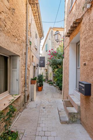 Appartement de charme rénové au coeur du village de Mougins