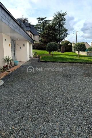 Située à Martigné-Ferchaud, cette maison de 111 m² habitables se trouve au cœur du bourg, dans un quartier calme et recherché. Vous apprécierez sa situation idéale, à proximité immédiate des commerces, des écoles et des transports (TER), tout en profitant d’un accès rapide à l’axe Angers–Rennes.

Au rez-de-chaussée, le hall d’entrée dessert une pièce de vie lumineuse agrémentée d’un poêle à bois, créant une ambiance chaleureuse et conviviale. Vous trouverez également une cuisine aménagée et équipée, une chambre avec salle d’eau privative et WC, une seconde chambre (ou bureau) avec placards, ainsi qu’une buanderie/arrière-cuisine et un WC indépendant.

À l’étage, le palier dessert deux grandes chambres de plus de 12 m² et 16 m², ainsi qu’une salle d’eau avec WC.

Côté extérieur, vous profiterez d’un agréable jardin clos de 835 m², idéal pour les enfants ou pour vos moments de détente en famille. Une terrasse orientée Ouest de 37 m² vous permettra de savourer les belles soirées d’été, et un abri de jardin de 12 m² complète l’ensemble.

Entièrement rénovée en 2022, la maison offre :

isolation par l’extérieur,

aménagement des combles,

mise aux normes de l’électricité.

Grâce à sa rénovation récente, ses 4 chambres, et son environnement paisible, cette maison allie confort, fonctionnalité et tranquillité.
Un bien clé en main, parfait pour une famille souhaitant s’installer à proximité des commodités, tout en restant facile d’accès vers Angers et Rennes.