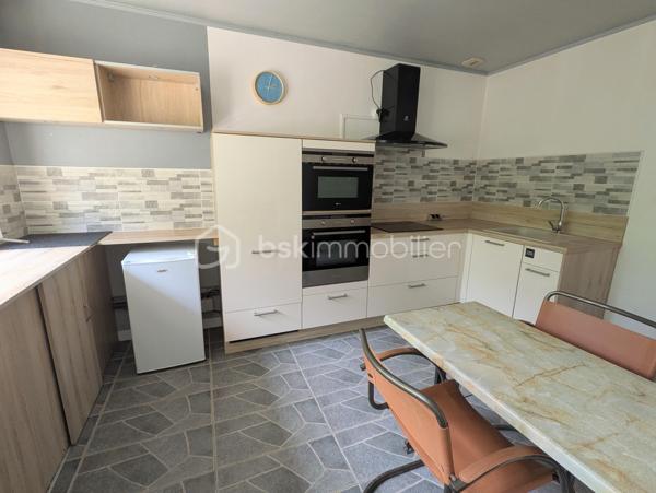 Située à Martigné-Ferchaud, cette maison de 111 m² habitables se trouve au cœur du bourg, dans un quartier calme et recherché. Vous apprécierez sa situation idéale, à proximité immédiate des commerces, des écoles et des transports (TER), tout en profitant d’un accès rapide à l’axe Angers–Rennes.

Au rez-de-chaussée, le hall d’entrée dessert une pièce de vie lumineuse agrémentée d’un poêle à bois, créant une ambiance chaleureuse et conviviale. Vous trouverez également une cuisine aménagée et équipée, une chambre avec salle d’eau privative et WC, une seconde chambre (ou bureau) avec placards, ainsi qu’une buanderie/arrière-cuisine et un WC indépendant.

À l’étage, le palier dessert deux grandes chambres de plus de 12 m² et 16 m², ainsi qu’une salle d’eau avec WC.

Côté extérieur, vous profiterez d’un agréable jardin clos de 835 m², idéal pour les enfants ou pour vos moments de détente en famille. Une terrasse orientée Ouest de 37 m² vous permettra de savourer les belles soirées d’été, et un abri de jardin de 12 m² complète l’ensemble.

Entièrement rénovée en 2022, la maison offre :

isolation par l’extérieur,

aménagement des combles,

mise aux normes de l’électricité.

Grâce à sa rénovation récente, ses 4 chambres, et son environnement paisible, cette maison allie confort, fonctionnalité et tranquillité.
Un bien clé en main, parfait pour une famille souhaitant s’installer à proximité des commodités, tout en restant facile d’accès vers Angers et Rennes.