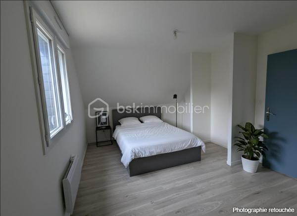 Située à Martigné-Ferchaud, cette maison de 111 m² habitables se trouve au cœur du bourg, dans un quartier calme et recherché. Vous apprécierez sa situation idéale, à proximité immédiate des commerces, des écoles et des transports (TER), tout en profitant d’un accès rapide à l’axe Angers–Rennes.

Au rez-de-chaussée, le hall d’entrée dessert une pièce de vie lumineuse agrémentée d’un poêle à bois, créant une ambiance chaleureuse et conviviale. Vous trouverez également une cuisine aménagée et équipée, une chambre avec salle d’eau privative et WC, une seconde chambre (ou bureau) avec placards, ainsi qu’une buanderie/arrière-cuisine et un WC indépendant.

À l’étage, le palier dessert deux grandes chambres de plus de 12 m² et 16 m², ainsi qu’une salle d’eau avec WC.

Côté extérieur, vous profiterez d’un agréable jardin clos de 835 m², idéal pour les enfants ou pour vos moments de détente en famille. Une terrasse orientée Ouest de 37 m² vous permettra de savourer les belles soirées d’été, et un abri de jardin de 12 m² complète l’ensemble.

Entièrement rénovée en 2022, la maison offre :

isolation par l’extérieur,

aménagement des combles,

mise aux normes de l’électricité.

Grâce à sa rénovation récente, ses 4 chambres, et son environnement paisible, cette maison allie confort, fonctionnalité et tranquillité.
Un bien clé en main, parfait pour une famille souhaitant s’installer à proximité des commodités, tout en restant facile d’accès vers Angers et Rennes.