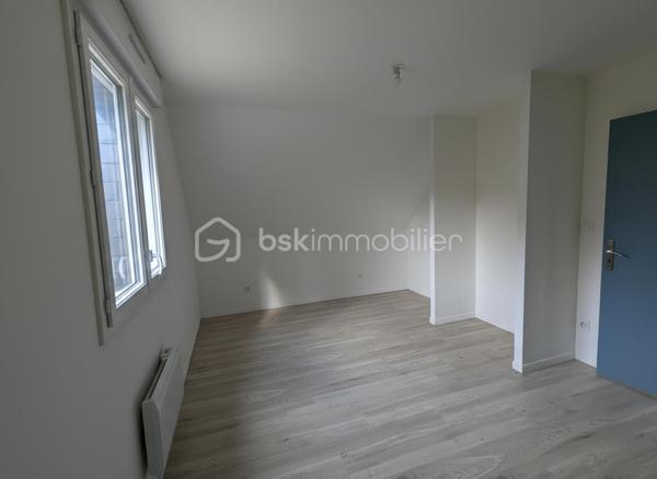 Située à Martigné-Ferchaud, cette maison de 111 m² habitables se trouve au cœur du bourg, dans un quartier calme et recherché. Vous apprécierez sa situation idéale, à proximité immédiate des commerces, des écoles et des transports (TER), tout en profitant d’un accès rapide à l’axe Angers–Rennes.

Au rez-de-chaussée, le hall d’entrée dessert une pièce de vie lumineuse agrémentée d’un poêle à bois, créant une ambiance chaleureuse et conviviale. Vous trouverez également une cuisine aménagée et équipée, une chambre avec salle d’eau privative et WC, une seconde chambre (ou bureau) avec placards, ainsi qu’une buanderie/arrière-cuisine et un WC indépendant.

À l’étage, le palier dessert deux grandes chambres de plus de 12 m² et 16 m², ainsi qu’une salle d’eau avec WC.

Côté extérieur, vous profiterez d’un agréable jardin clos de 835 m², idéal pour les enfants ou pour vos moments de détente en famille. Une terrasse orientée Ouest de 37 m² vous permettra de savourer les belles soirées d’été, et un abri de jardin de 12 m² complète l’ensemble.

Entièrement rénovée en 2022, la maison offre :

isolation par l’extérieur,

aménagement des combles,

mise aux normes de l’électricité.

Grâce à sa rénovation récente, ses 4 chambres, et son environnement paisible, cette maison allie confort, fonctionnalité et tranquillité.
Un bien clé en main, parfait pour une famille souhaitant s’installer à proximité des commodités, tout en restant facile d’accès vers Angers et Rennes.