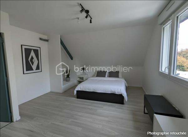 Située à Martigné-Ferchaud, cette maison de 111 m² habitables se trouve au cœur du bourg, dans un quartier calme et recherché. Vous apprécierez sa situation idéale, à proximité immédiate des commerces, des écoles et des transports (TER), tout en profitant d’un accès rapide à l’axe Angers–Rennes.

Au rez-de-chaussée, le hall d’entrée dessert une pièce de vie lumineuse agrémentée d’un poêle à bois, créant une ambiance chaleureuse et conviviale. Vous trouverez également une cuisine aménagée et équipée, une chambre avec salle d’eau privative et WC, une seconde chambre (ou bureau) avec placards, ainsi qu’une buanderie/arrière-cuisine et un WC indépendant.

À l’étage, le palier dessert deux grandes chambres de plus de 12 m² et 16 m², ainsi qu’une salle d’eau avec WC.

Côté extérieur, vous profiterez d’un agréable jardin clos de 835 m², idéal pour les enfants ou pour vos moments de détente en famille. Une terrasse orientée Ouest de 37 m² vous permettra de savourer les belles soirées d’été, et un abri de jardin de 12 m² complète l’ensemble.

Entièrement rénovée en 2022, la maison offre :

isolation par l’extérieur,

aménagement des combles,

mise aux normes de l’électricité.

Grâce à sa rénovation récente, ses 4 chambres, et son environnement paisible, cette maison allie confort, fonctionnalité et tranquillité.
Un bien clé en main, parfait pour une famille souhaitant s’installer à proximité des commodités, tout en restant facile d’accès vers Angers et Rennes.