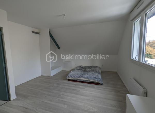Située à Martigné-Ferchaud, cette maison de 111 m² habitables se trouve au cœur du bourg, dans un quartier calme et recherché. Vous apprécierez sa situation idéale, à proximité immédiate des commerces, des écoles et des transports (TER), tout en profitant d’un accès rapide à l’axe Angers–Rennes.

Au rez-de-chaussée, le hall d’entrée dessert une pièce de vie lumineuse agrémentée d’un poêle à bois, créant une ambiance chaleureuse et conviviale. Vous trouverez également une cuisine aménagée et équipée, une chambre avec salle d’eau privative et WC, une seconde chambre (ou bureau) avec placards, ainsi qu’une buanderie/arrière-cuisine et un WC indépendant.

À l’étage, le palier dessert deux grandes chambres de plus de 12 m² et 16 m², ainsi qu’une salle d’eau avec WC.

Côté extérieur, vous profiterez d’un agréable jardin clos de 835 m², idéal pour les enfants ou pour vos moments de détente en famille. Une terrasse orientée Ouest de 37 m² vous permettra de savourer les belles soirées d’été, et un abri de jardin de 12 m² complète l’ensemble.

Entièrement rénovée en 2022, la maison offre :

isolation par l’extérieur,

aménagement des combles,

mise aux normes de l’électricité.

Grâce à sa rénovation récente, ses 4 chambres, et son environnement paisible, cette maison allie confort, fonctionnalité et tranquillité.
Un bien clé en main, parfait pour une famille souhaitant s’installer à proximité des commodités, tout en restant facile d’accès vers Angers et Rennes.
