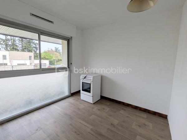 Située à Martigné-Ferchaud, cette maison de 111 m² habitables se trouve au cœur du bourg, dans un quartier calme et recherché. Vous apprécierez sa situation idéale, à proximité immédiate des commerces, des écoles et des transports (TER), tout en profitant d’un accès rapide à l’axe Angers–Rennes.

Au rez-de-chaussée, le hall d’entrée dessert une pièce de vie lumineuse agrémentée d’un poêle à bois, créant une ambiance chaleureuse et conviviale. Vous trouverez également une cuisine aménagée et équipée, une chambre avec salle d’eau privative et WC, une seconde chambre (ou bureau) avec placards, ainsi qu’une buanderie/arrière-cuisine et un WC indépendant.

À l’étage, le palier dessert deux grandes chambres de plus de 12 m² et 16 m², ainsi qu’une salle d’eau avec WC.

Côté extérieur, vous profiterez d’un agréable jardin clos de 835 m², idéal pour les enfants ou pour vos moments de détente en famille. Une terrasse orientée Ouest de 37 m² vous permettra de savourer les belles soirées d’été, et un abri de jardin de 12 m² complète l’ensemble.

Entièrement rénovée en 2022, la maison offre :

isolation par l’extérieur,

aménagement des combles,

mise aux normes de l’électricité.

Grâce à sa rénovation récente, ses 4 chambres, et son environnement paisible, cette maison allie confort, fonctionnalité et tranquillité.
Un bien clé en main, parfait pour une famille souhaitant s’installer à proximité des commodités, tout en restant facile d’accès vers Angers et Rennes.