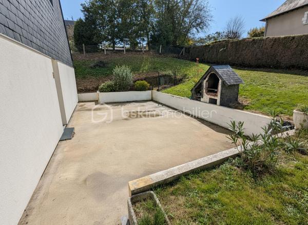 Située à Martigné-Ferchaud, cette maison de 111 m² habitables se trouve au cœur du bourg, dans un quartier calme et recherché. Vous apprécierez sa situation idéale, à proximité immédiate des commerces, des écoles et des transports (TER), tout en profitant d’un accès rapide à l’axe Angers–Rennes.

Au rez-de-chaussée, le hall d’entrée dessert une pièce de vie lumineuse agrémentée d’un poêle à bois, créant une ambiance chaleureuse et conviviale. Vous trouverez également une cuisine aménagée et équipée, une chambre avec salle d’eau privative et WC, une seconde chambre (ou bureau) avec placards, ainsi qu’une buanderie/arrière-cuisine et un WC indépendant.

À l’étage, le palier dessert deux grandes chambres de plus de 12 m² et 16 m², ainsi qu’une salle d’eau avec WC.

Côté extérieur, vous profiterez d’un agréable jardin clos de 835 m², idéal pour les enfants ou pour vos moments de détente en famille. Une terrasse orientée Ouest de 37 m² vous permettra de savourer les belles soirées d’été, et un abri de jardin de 12 m² complète l’ensemble.

Entièrement rénovée en 2022, la maison offre :

isolation par l’extérieur,

aménagement des combles,

mise aux normes de l’électricité.

Grâce à sa rénovation récente, ses 4 chambres, et son environnement paisible, cette maison allie confort, fonctionnalité et tranquillité.
Un bien clé en main, parfait pour une famille souhaitant s’installer à proximité des commodités, tout en restant facile d’accès vers Angers et Rennes.