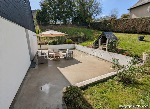 Située à Martigné-Ferchaud, cette maison de 111 m² habitables se trouve au cœur du bourg, dans un quartier calme et recherché. Vous apprécierez sa situation idéale, à proximité immédiate des commerces, des écoles et des transports (TER), tout en profitant d’un accès rapide à l’axe Angers–Rennes.

Au rez-de-chaussée, le hall d’entrée dessert une pièce de vie lumineuse agrémentée d’un poêle à bois, créant une ambiance chaleureuse et conviviale. Vous trouverez également une cuisine aménagée et équipée, une chambre avec salle d’eau privative et WC, une seconde chambre (ou bureau) avec placards, ainsi qu’une buanderie/arrière-cuisine et un WC indépendant.

À l’étage, le palier dessert deux grandes chambres de plus de 12 m² et 16 m², ainsi qu’une salle d’eau avec WC.

Côté extérieur, vous profiterez d’un agréable jardin clos de 835 m², idéal pour les enfants ou pour vos moments de détente en famille. Une terrasse orientée Ouest de 37 m² vous permettra de savourer les belles soirées d’été, et un abri de jardin de 12 m² complète l’ensemble.

Entièrement rénovée en 2022, la maison offre :

isolation par l’extérieur,

aménagement des combles,

mise aux normes de l’électricité.

Grâce à sa rénovation récente, ses 4 chambres, et son environnement paisible, cette maison allie confort, fonctionnalité et tranquillité.
Un bien clé en main, parfait pour une famille souhaitant s’installer à proximité des commodités, tout en restant facile d’accès vers Angers et Rennes.