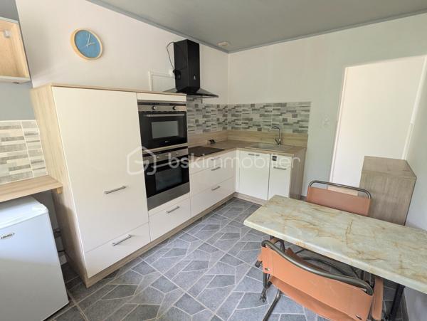 Située à Martigné-Ferchaud, cette maison de 111 m² habitables se trouve au cœur du bourg, dans un quartier calme et recherché. Vous apprécierez sa situation idéale, à proximité immédiate des commerces, des écoles et des transports (TER), tout en profitant d’un accès rapide à l’axe Angers–Rennes.

Au rez-de-chaussée, le hall d’entrée dessert une pièce de vie lumineuse agrémentée d’un poêle à bois, créant une ambiance chaleureuse et conviviale. Vous trouverez également une cuisine aménagée et équipée, une chambre avec salle d’eau privative et WC, une seconde chambre (ou bureau) avec placards, ainsi qu’une buanderie/arrière-cuisine et un WC indépendant.

À l’étage, le palier dessert deux grandes chambres de plus de 12 m² et 16 m², ainsi qu’une salle d’eau avec WC.

Côté extérieur, vous profiterez d’un agréable jardin clos de 835 m², idéal pour les enfants ou pour vos moments de détente en famille. Une terrasse orientée Ouest de 37 m² vous permettra de savourer les belles soirées d’été, et un abri de jardin de 12 m² complète l’ensemble.

Entièrement rénovée en 2022, la maison offre :

isolation par l’extérieur,

aménagement des combles,

mise aux normes de l’électricité.

Grâce à sa rénovation récente, ses 4 chambres, et son environnement paisible, cette maison allie confort, fonctionnalité et tranquillité.
Un bien clé en main, parfait pour une famille souhaitant s’installer à proximité des commodités, tout en restant facile d’accès vers Angers et Rennes.