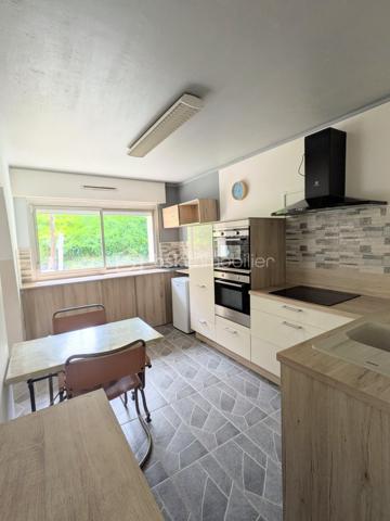 Située à Martigné-Ferchaud, cette maison de 111 m² habitables se trouve au cœur du bourg, dans un quartier calme et recherché. Vous apprécierez sa situation idéale, à proximité immédiate des commerces, des écoles et des transports (TER), tout en profitant d’un accès rapide à l’axe Angers–Rennes.

Au rez-de-chaussée, le hall d’entrée dessert une pièce de vie lumineuse agrémentée d’un poêle à bois, créant une ambiance chaleureuse et conviviale. Vous trouverez également une cuisine aménagée et équipée, une chambre avec salle d’eau privative et WC, une seconde chambre (ou bureau) avec placards, ainsi qu’une buanderie/arrière-cuisine et un WC indépendant.

À l’étage, le palier dessert deux grandes chambres de plus de 12 m² et 16 m², ainsi qu’une salle d’eau avec WC.

Côté extérieur, vous profiterez d’un agréable jardin clos de 835 m², idéal pour les enfants ou pour vos moments de détente en famille. Une terrasse orientée Ouest de 37 m² vous permettra de savourer les belles soirées d’été, et un abri de jardin de 12 m² complète l’ensemble.

Entièrement rénovée en 2022, la maison offre :

isolation par l’extérieur,

aménagement des combles,

mise aux normes de l’électricité.

Grâce à sa rénovation récente, ses 4 chambres, et son environnement paisible, cette maison allie confort, fonctionnalité et tranquillité.
Un bien clé en main, parfait pour une famille souhaitant s’installer à proximité des commodités, tout en restant facile d’accès vers Angers et Rennes.
