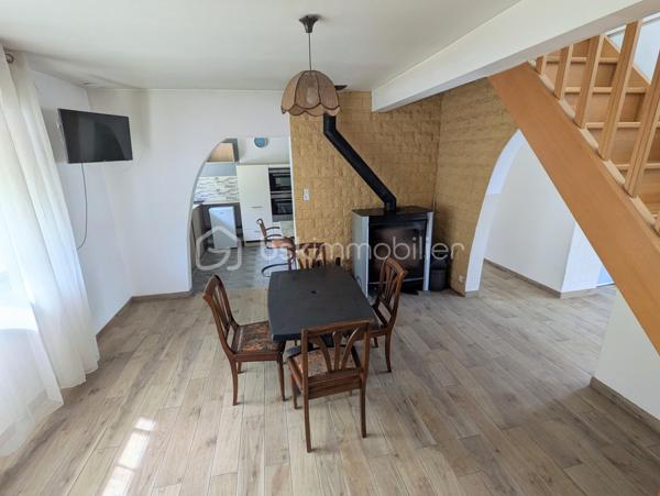 Située à Martigné-Ferchaud, cette maison de 111 m² habitables se trouve au cœur du bourg, dans un quartier calme et recherché. Vous apprécierez sa situation idéale, à proximité immédiate des commerces, des écoles et des transports (TER), tout en profitant d’un accès rapide à l’axe Angers–Rennes.

Au rez-de-chaussée, le hall d’entrée dessert une pièce de vie lumineuse agrémentée d’un poêle à bois, créant une ambiance chaleureuse et conviviale. Vous trouverez également une cuisine aménagée et équipée, une chambre avec salle d’eau privative et WC, une seconde chambre (ou bureau) avec placards, ainsi qu’une buanderie/arrière-cuisine et un WC indépendant.

À l’étage, le palier dessert deux grandes chambres de plus de 12 m² et 16 m², ainsi qu’une salle d’eau avec WC.

Côté extérieur, vous profiterez d’un agréable jardin clos de 835 m², idéal pour les enfants ou pour vos moments de détente en famille. Une terrasse orientée Ouest de 37 m² vous permettra de savourer les belles soirées d’été, et un abri de jardin de 12 m² complète l’ensemble.

Entièrement rénovée en 2022, la maison offre :

isolation par l’extérieur,

aménagement des combles,

mise aux normes de l’électricité.

Grâce à sa rénovation récente, ses 4 chambres, et son environnement paisible, cette maison allie confort, fonctionnalité et tranquillité.
Un bien clé en main, parfait pour une famille souhaitant s’installer à proximité des commodités, tout en restant facile d’accès vers Angers et Rennes.