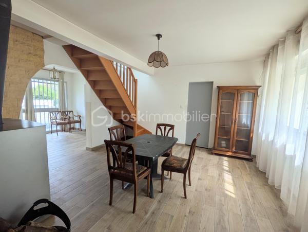 Située à Martigné-Ferchaud, cette maison de 111 m² habitables se trouve au cœur du bourg, dans un quartier calme et recherché. Vous apprécierez sa situation idéale, à proximité immédiate des commerces, des écoles et des transports (TER), tout en profitant d’un accès rapide à l’axe Angers–Rennes.

Au rez-de-chaussée, le hall d’entrée dessert une pièce de vie lumineuse agrémentée d’un poêle à bois, créant une ambiance chaleureuse et conviviale. Vous trouverez également une cuisine aménagée et équipée, une chambre avec salle d’eau privative et WC, une seconde chambre (ou bureau) avec placards, ainsi qu’une buanderie/arrière-cuisine et un WC indépendant.

À l’étage, le palier dessert deux grandes chambres de plus de 12 m² et 16 m², ainsi qu’une salle d’eau avec WC.

Côté extérieur, vous profiterez d’un agréable jardin clos de 835 m², idéal pour les enfants ou pour vos moments de détente en famille. Une terrasse orientée Ouest de 37 m² vous permettra de savourer les belles soirées d’été, et un abri de jardin de 12 m² complète l’ensemble.

Entièrement rénovée en 2022, la maison offre :

isolation par l’extérieur,

aménagement des combles,

mise aux normes de l’électricité.

Grâce à sa rénovation récente, ses 4 chambres, et son environnement paisible, cette maison allie confort, fonctionnalité et tranquillité.
Un bien clé en main, parfait pour une famille souhaitant s’installer à proximité des commodités, tout en restant facile d’accès vers Angers et Rennes.