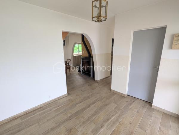 Située à Martigné-Ferchaud, cette maison de 111 m² habitables se trouve au cœur du bourg, dans un quartier calme et recherché. Vous apprécierez sa situation idéale, à proximité immédiate des commerces, des écoles et des transports (TER), tout en profitant d’un accès rapide à l’axe Angers–Rennes.

Au rez-de-chaussée, le hall d’entrée dessert une pièce de vie lumineuse agrémentée d’un poêle à bois, créant une ambiance chaleureuse et conviviale. Vous trouverez également une cuisine aménagée et équipée, une chambre avec salle d’eau privative et WC, une seconde chambre (ou bureau) avec placards, ainsi qu’une buanderie/arrière-cuisine et un WC indépendant.

À l’étage, le palier dessert deux grandes chambres de plus de 12 m² et 16 m², ainsi qu’une salle d’eau avec WC.

Côté extérieur, vous profiterez d’un agréable jardin clos de 835 m², idéal pour les enfants ou pour vos moments de détente en famille. Une terrasse orientée Ouest de 37 m² vous permettra de savourer les belles soirées d’été, et un abri de jardin de 12 m² complète l’ensemble.

Entièrement rénovée en 2022, la maison offre :

isolation par l’extérieur,

aménagement des combles,

mise aux normes de l’électricité.

Grâce à sa rénovation récente, ses 4 chambres, et son environnement paisible, cette maison allie confort, fonctionnalité et tranquillité.
Un bien clé en main, parfait pour une famille souhaitant s’installer à proximité des commodités, tout en restant facile d’accès vers Angers et Rennes.
