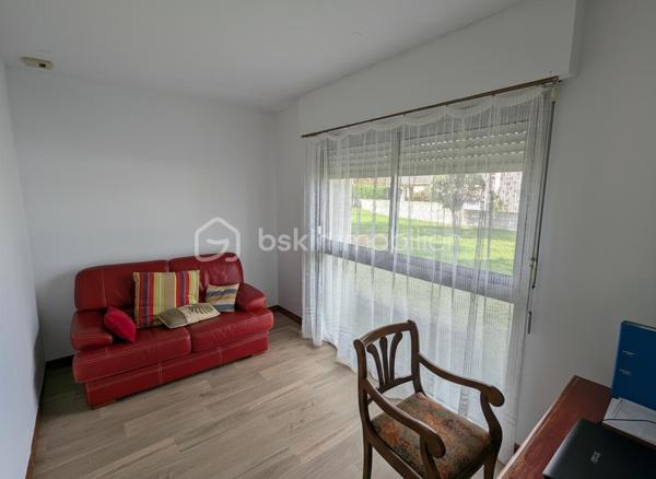 Située à Martigné-Ferchaud, cette maison de 111 m² habitables se trouve au cœur du bourg, dans un quartier calme et recherché. Vous apprécierez sa situation idéale, à proximité immédiate des commerces, des écoles et des transports (TER), tout en profitant d’un accès rapide à l’axe Angers–Rennes.

Au rez-de-chaussée, le hall d’entrée dessert une pièce de vie lumineuse agrémentée d’un poêle à bois, créant une ambiance chaleureuse et conviviale. Vous trouverez également une cuisine aménagée et équipée, une chambre avec salle d’eau privative et WC, une seconde chambre (ou bureau) avec placards, ainsi qu’une buanderie/arrière-cuisine et un WC indépendant.

À l’étage, le palier dessert deux grandes chambres de plus de 12 m² et 16 m², ainsi qu’une salle d’eau avec WC.

Côté extérieur, vous profiterez d’un agréable jardin clos de 835 m², idéal pour les enfants ou pour vos moments de détente en famille. Une terrasse orientée Ouest de 37 m² vous permettra de savourer les belles soirées d’été, et un abri de jardin de 12 m² complète l’ensemble.

Entièrement rénovée en 2022, la maison offre :

isolation par l’extérieur,

aménagement des combles,

mise aux normes de l’électricité.

Grâce à sa rénovation récente, ses 4 chambres, et son environnement paisible, cette maison allie confort, fonctionnalité et tranquillité.
Un bien clé en main, parfait pour une famille souhaitant s’installer à proximité des commodités, tout en restant facile d’accès vers Angers et Rennes.