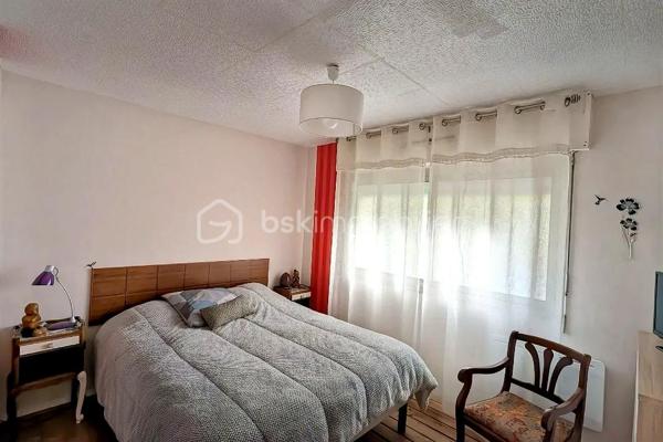 Située à Martigné-Ferchaud, cette maison de 111 m² habitables se trouve au cœur du bourg, dans un quartier calme et recherché. Vous apprécierez sa situation idéale, à proximité immédiate des commerces, des écoles et des transports (TER), tout en profitant d’un accès rapide à l’axe Angers–Rennes.

Au rez-de-chaussée, le hall d’entrée dessert une pièce de vie lumineuse agrémentée d’un poêle à bois, créant une ambiance chaleureuse et conviviale. Vous trouverez également une cuisine aménagée et équipée, une chambre avec salle d’eau privative et WC, une seconde chambre (ou bureau) avec placards, ainsi qu’une buanderie/arrière-cuisine et un WC indépendant.

À l’étage, le palier dessert deux grandes chambres de plus de 12 m² et 16 m², ainsi qu’une salle d’eau avec WC.

Côté extérieur, vous profiterez d’un agréable jardin clos de 835 m², idéal pour les enfants ou pour vos moments de détente en famille. Une terrasse orientée Ouest de 37 m² vous permettra de savourer les belles soirées d’été, et un abri de jardin de 12 m² complète l’ensemble.

Entièrement rénovée en 2022, la maison offre :

isolation par l’extérieur,

aménagement des combles,

mise aux normes de l’électricité.

Grâce à sa rénovation récente, ses 4 chambres, et son environnement paisible, cette maison allie confort, fonctionnalité et tranquillité.
Un bien clé en main, parfait pour une famille souhaitant s’installer à proximité des commodités, tout en restant facile d’accès vers Angers et Rennes.