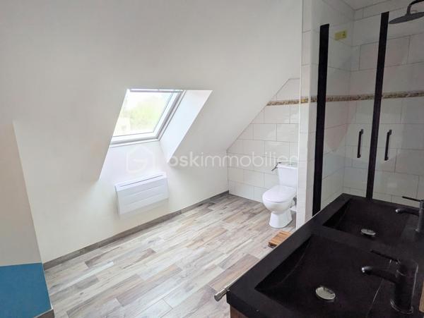 Située à Martigné-Ferchaud, cette maison de 111 m² habitables se trouve au cœur du bourg, dans un quartier calme et recherché. Vous apprécierez sa situation idéale, à proximité immédiate des commerces, des écoles et des transports (TER), tout en profitant d’un accès rapide à l’axe Angers–Rennes.

Au rez-de-chaussée, le hall d’entrée dessert une pièce de vie lumineuse agrémentée d’un poêle à bois, créant une ambiance chaleureuse et conviviale. Vous trouverez également une cuisine aménagée et équipée, une chambre avec salle d’eau privative et WC, une seconde chambre (ou bureau) avec placards, ainsi qu’une buanderie/arrière-cuisine et un WC indépendant.

À l’étage, le palier dessert deux grandes chambres de plus de 12 m² et 16 m², ainsi qu’une salle d’eau avec WC.

Côté extérieur, vous profiterez d’un agréable jardin clos de 835 m², idéal pour les enfants ou pour vos moments de détente en famille. Une terrasse orientée Ouest de 37 m² vous permettra de savourer les belles soirées d’été, et un abri de jardin de 12 m² complète l’ensemble.

Entièrement rénovée en 2022, la maison offre :

isolation par l’extérieur,

aménagement des combles,

mise aux normes de l’électricité.

Grâce à sa rénovation récente, ses 4 chambres, et son environnement paisible, cette maison allie confort, fonctionnalité et tranquillité.
Un bien clé en main, parfait pour une famille souhaitant s’installer à proximité des commodités, tout en restant facile d’accès vers Angers et Rennes.