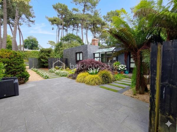 Située dans un environnement enchanteur et privilégié , découvrez cette magnifique maison à vendre offrant une superficie généreuse de 248 m². Parfaite pour les amoureux de la tranquillité et de la nature, elle incarne un style de vie paisible. 

Avec ses 9 pièces spacieuses DE PLAIN-PIED, cette demeure de 1985 offre une disposition harmonieuse entre le salon, la cuisine, deux espaces nuits une salle de sport/cinéma. Trois places de parking complètent ce bien rare et recherché. 

Profitez également d'un balcon et de deux grandes terrasses pour vos moments de détente. Connue pour son environnement paisible et sans vis-à-vis, cette maison est votre havre de paix sans être isolée du monde moderne.
DPE A/A exceptionnel pour une maison de 1985,  chauffage par pompe à chaleur couplée à une installation de panneaux photovoltaïques et une seconde installation photovoltaïque en autoconsommation.
Cheminée, atelier, cave à vins, cave double carport

Familiale et chaleureuse, elle est prête à accueillir de nouveaux souvenirs sans nécessiter de travaux. N'attendez plus pour vivre dans un cadre des plus séduisants ! Pour toute information, contactez Monsieur Gilles Eon.