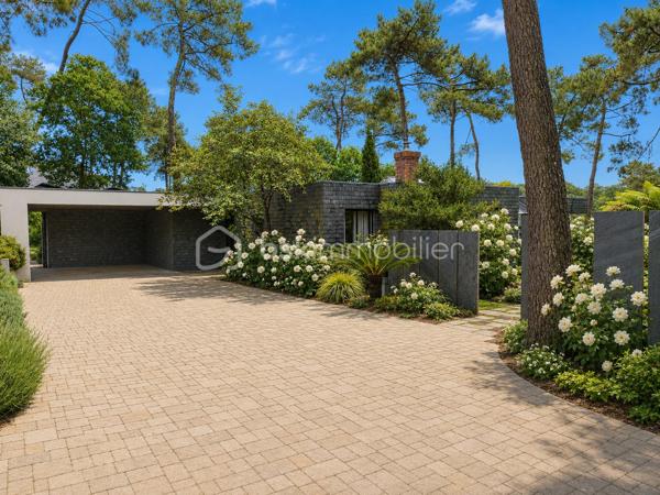 Située dans un environnement enchanteur et privilégié , découvrez cette magnifique maison à vendre offrant une superficie généreuse de 248 m². Parfaite pour les amoureux de la tranquillité et de la nature, elle incarne un style de vie paisible. 

Avec ses 9 pièces spacieuses DE PLAIN-PIED, cette demeure de 1985 offre une disposition harmonieuse entre le salon, la cuisine, deux espaces nuits une salle de sport/cinéma. Trois places de parking complètent ce bien rare et recherché. 

Profitez également d'un balcon et de deux grandes terrasses pour vos moments de détente. Connue pour son environnement paisible et sans vis-à-vis, cette maison est votre havre de paix sans être isolée du monde moderne.
DPE A/A exceptionnel pour une maison de 1985,  chauffage par pompe à chaleur couplée à une installation de panneaux photovoltaïques et une seconde installation photovoltaïque en autoconsommation.
Cheminée, atelier, cave à vins, cave double carport

Familiale et chaleureuse, elle est prête à accueillir de nouveaux souvenirs sans nécessiter de travaux. N'attendez plus pour vivre dans un cadre des plus séduisants ! Pour toute information, contactez Monsieur Gilles Eon.