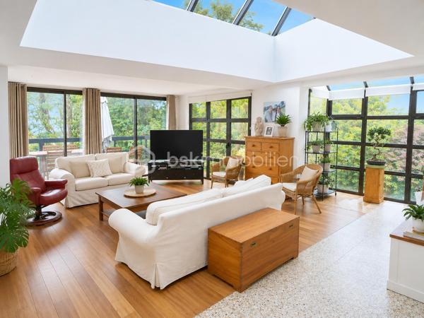 Située dans un environnement enchanteur et privilégié , découvrez cette magnifique maison à vendre offrant une superficie généreuse de 248 m². Parfaite pour les amoureux de la tranquillité et de la nature, elle incarne un style de vie paisible. 

Avec ses 9 pièces spacieuses DE PLAIN-PIED, cette demeure de 1985 offre une disposition harmonieuse entre le salon, la cuisine, deux espaces nuits une salle de sport/cinéma. Trois places de parking complètent ce bien rare et recherché. 

Profitez également d'un balcon et de deux grandes terrasses pour vos moments de détente. Connue pour son environnement paisible et sans vis-à-vis, cette maison est votre havre de paix sans être isolée du monde moderne.
DPE A/A exceptionnel pour une maison de 1985,  chauffage par pompe à chaleur couplée à une installation de panneaux photovoltaïques et une seconde installation photovoltaïque en autoconsommation.
Cheminée, atelier, cave à vins, cave double carport

Familiale et chaleureuse, elle est prête à accueillir de nouveaux souvenirs sans nécessiter de travaux. N'attendez plus pour vivre dans un cadre des plus séduisants ! Pour toute information, contactez Monsieur Gilles Eon.