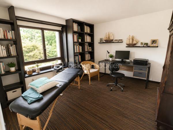 Située dans un environnement enchanteur et privilégié , découvrez cette magnifique maison à vendre offrant une superficie généreuse de 248 m². Parfaite pour les amoureux de la tranquillité et de la nature, elle incarne un style de vie paisible. 

Avec ses 9 pièces spacieuses DE PLAIN-PIED, cette demeure de 1985 offre une disposition harmonieuse entre le salon, la cuisine, deux espaces nuits une salle de sport/cinéma. Trois places de parking complètent ce bien rare et recherché. 

Profitez également d'un balcon et de deux grandes terrasses pour vos moments de détente. Connue pour son environnement paisible et sans vis-à-vis, cette maison est votre havre de paix sans être isolée du monde moderne.
DPE A/A exceptionnel pour une maison de 1985,  chauffage par pompe à chaleur couplée à une installation de panneaux photovoltaïques et une seconde installation photovoltaïque en autoconsommation.
Cheminée, atelier, cave à vins, cave double carport

Familiale et chaleureuse, elle est prête à accueillir de nouveaux souvenirs sans nécessiter de travaux. N'attendez plus pour vivre dans un cadre des plus séduisants ! Pour toute information, contactez Monsieur Gilles Eon.