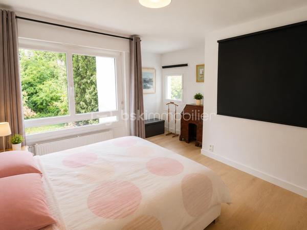 Située dans un environnement enchanteur et privilégié , découvrez cette magnifique maison à vendre offrant une superficie généreuse de 248 m². Parfaite pour les amoureux de la tranquillité et de la nature, elle incarne un style de vie paisible. 

Avec ses 9 pièces spacieuses DE PLAIN-PIED, cette demeure de 1985 offre une disposition harmonieuse entre le salon, la cuisine, deux espaces nuits une salle de sport/cinéma. Trois places de parking complètent ce bien rare et recherché. 

Profitez également d'un balcon et de deux grandes terrasses pour vos moments de détente. Connue pour son environnement paisible et sans vis-à-vis, cette maison est votre havre de paix sans être isolée du monde moderne.
DPE A/A exceptionnel pour une maison de 1985,  chauffage par pompe à chaleur couplée à une installation de panneaux photovoltaïques et une seconde installation photovoltaïque en autoconsommation.
Cheminée, atelier, cave à vins, cave double carport

Familiale et chaleureuse, elle est prête à accueillir de nouveaux souvenirs sans nécessiter de travaux. N'attendez plus pour vivre dans un cadre des plus séduisants ! Pour toute information, contactez Monsieur Gilles Eon.