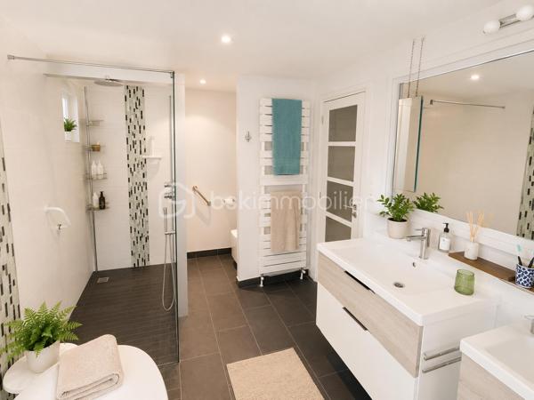 Située dans un environnement enchanteur et privilégié , découvrez cette magnifique maison à vendre offrant une superficie généreuse de 248 m². Parfaite pour les amoureux de la tranquillité et de la nature, elle incarne un style de vie paisible. 

Avec ses 9 pièces spacieuses DE PLAIN-PIED, cette demeure de 1985 offre une disposition harmonieuse entre le salon, la cuisine, deux espaces nuits une salle de sport/cinéma. Trois places de parking complètent ce bien rare et recherché. 

Profitez également d'un balcon et de deux grandes terrasses pour vos moments de détente. Connue pour son environnement paisible et sans vis-à-vis, cette maison est votre havre de paix sans être isolée du monde moderne.
DPE A/A exceptionnel pour une maison de 1985,  chauffage par pompe à chaleur couplée à une installation de panneaux photovoltaïques et une seconde installation photovoltaïque en autoconsommation.
Cheminée, atelier, cave à vins, cave double carport

Familiale et chaleureuse, elle est prête à accueillir de nouveaux souvenirs sans nécessiter de travaux. N'attendez plus pour vivre dans un cadre des plus séduisants ! Pour toute information, contactez Monsieur Gilles Eon.