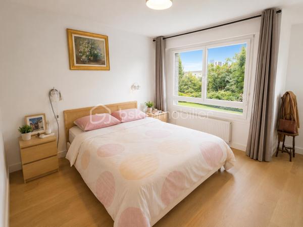 Située dans un environnement enchanteur et privilégié , découvrez cette magnifique maison à vendre offrant une superficie généreuse de 248 m². Parfaite pour les amoureux de la tranquillité et de la nature, elle incarne un style de vie paisible. 

Avec ses 9 pièces spacieuses DE PLAIN-PIED, cette demeure de 1985 offre une disposition harmonieuse entre le salon, la cuisine, deux espaces nuits une salle de sport/cinéma. Trois places de parking complètent ce bien rare et recherché. 

Profitez également d'un balcon et de deux grandes terrasses pour vos moments de détente. Connue pour son environnement paisible et sans vis-à-vis, cette maison est votre havre de paix sans être isolée du monde moderne.
DPE A/A exceptionnel pour une maison de 1985,  chauffage par pompe à chaleur couplée à une installation de panneaux photovoltaïques et une seconde installation photovoltaïque en autoconsommation.
Cheminée, atelier, cave à vins, cave double carport

Familiale et chaleureuse, elle est prête à accueillir de nouveaux souvenirs sans nécessiter de travaux. N'attendez plus pour vivre dans un cadre des plus séduisants ! Pour toute information, contactez Monsieur Gilles Eon.