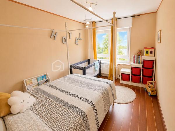 Située dans un environnement enchanteur et privilégié , découvrez cette magnifique maison à vendre offrant une superficie généreuse de 248 m². Parfaite pour les amoureux de la tranquillité et de la nature, elle incarne un style de vie paisible. 

Avec ses 9 pièces spacieuses DE PLAIN-PIED, cette demeure de 1985 offre une disposition harmonieuse entre le salon, la cuisine, deux espaces nuits une salle de sport/cinéma. Trois places de parking complètent ce bien rare et recherché. 

Profitez également d'un balcon et de deux grandes terrasses pour vos moments de détente. Connue pour son environnement paisible et sans vis-à-vis, cette maison est votre havre de paix sans être isolée du monde moderne.
DPE A/A exceptionnel pour une maison de 1985,  chauffage par pompe à chaleur couplée à une installation de panneaux photovoltaïques et une seconde installation photovoltaïque en autoconsommation.
Cheminée, atelier, cave à vins, cave double carport

Familiale et chaleureuse, elle est prête à accueillir de nouveaux souvenirs sans nécessiter de travaux. N'attendez plus pour vivre dans un cadre des plus séduisants ! Pour toute information, contactez Monsieur Gilles Eon.