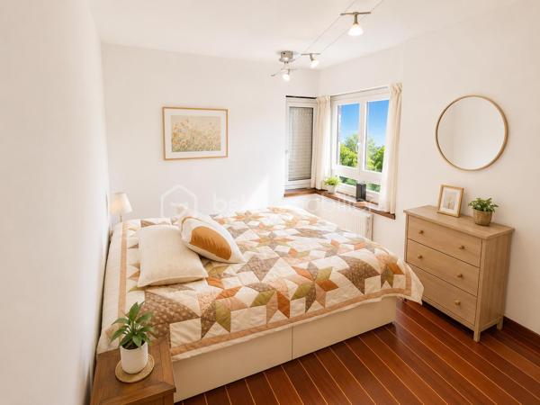 Située dans un environnement enchanteur et privilégié , découvrez cette magnifique maison à vendre offrant une superficie généreuse de 248 m². Parfaite pour les amoureux de la tranquillité et de la nature, elle incarne un style de vie paisible. 

Avec ses 9 pièces spacieuses DE PLAIN-PIED, cette demeure de 1985 offre une disposition harmonieuse entre le salon, la cuisine, deux espaces nuits une salle de sport/cinéma. Trois places de parking complètent ce bien rare et recherché. 

Profitez également d'un balcon et de deux grandes terrasses pour vos moments de détente. Connue pour son environnement paisible et sans vis-à-vis, cette maison est votre havre de paix sans être isolée du monde moderne.
DPE A/A exceptionnel pour une maison de 1985,  chauffage par pompe à chaleur couplée à une installation de panneaux photovoltaïques et une seconde installation photovoltaïque en autoconsommation.
Cheminée, atelier, cave à vins, cave double carport

Familiale et chaleureuse, elle est prête à accueillir de nouveaux souvenirs sans nécessiter de travaux. N'attendez plus pour vivre dans un cadre des plus séduisants ! Pour toute information, contactez Monsieur Gilles Eon.