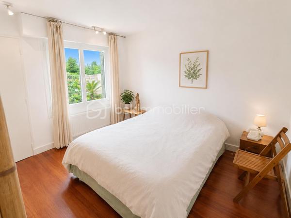 Située dans un environnement enchanteur et privilégié , découvrez cette magnifique maison à vendre offrant une superficie généreuse de 248 m². Parfaite pour les amoureux de la tranquillité et de la nature, elle incarne un style de vie paisible. 

Avec ses 9 pièces spacieuses DE PLAIN-PIED, cette demeure de 1985 offre une disposition harmonieuse entre le salon, la cuisine, deux espaces nuits une salle de sport/cinéma. Trois places de parking complètent ce bien rare et recherché. 

Profitez également d'un balcon et de deux grandes terrasses pour vos moments de détente. Connue pour son environnement paisible et sans vis-à-vis, cette maison est votre havre de paix sans être isolée du monde moderne.
DPE A/A exceptionnel pour une maison de 1985,  chauffage par pompe à chaleur couplée à une installation de panneaux photovoltaïques et une seconde installation photovoltaïque en autoconsommation.
Cheminée, atelier, cave à vins, cave double carport

Familiale et chaleureuse, elle est prête à accueillir de nouveaux souvenirs sans nécessiter de travaux. N'attendez plus pour vivre dans un cadre des plus séduisants ! Pour toute information, contactez Monsieur Gilles Eon.