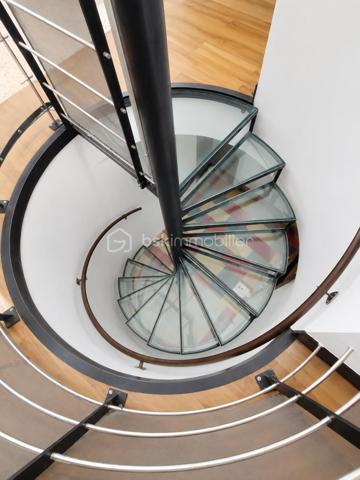 Située dans un environnement enchanteur et privilégié , découvrez cette magnifique maison à vendre offrant une superficie généreuse de 248 m². Parfaite pour les amoureux de la tranquillité et de la nature, elle incarne un style de vie paisible. 

Avec ses 9 pièces spacieuses DE PLAIN-PIED, cette demeure de 1985 offre une disposition harmonieuse entre le salon, la cuisine, deux espaces nuits une salle de sport/cinéma. Trois places de parking complètent ce bien rare et recherché. 

Profitez également d'un balcon et de deux grandes terrasses pour vos moments de détente. Connue pour son environnement paisible et sans vis-à-vis, cette maison est votre havre de paix sans être isolée du monde moderne.
DPE A/A exceptionnel pour une maison de 1985,  chauffage par pompe à chaleur couplée à une installation de panneaux photovoltaïques et une seconde installation photovoltaïque en autoconsommation.
Cheminée, atelier, cave à vins, cave double carport

Familiale et chaleureuse, elle est prête à accueillir de nouveaux souvenirs sans nécessiter de travaux. N'attendez plus pour vivre dans un cadre des plus séduisants ! Pour toute information, contactez Monsieur Gilles Eon.