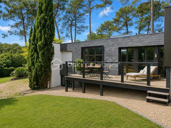 Située dans un environnement enchanteur et privilégié , découvrez cette magnifique maison à vendre offrant une superficie généreuse de 248 m². Parfaite pour les amoureux de la tranquillité et de la nature, elle incarne un style de vie paisible. 

Avec ses 9 pièces spacieuses DE PLAIN-PIED, cette demeure de 1985 offre une disposition harmonieuse entre le salon, la cuisine, deux espaces nuits une salle de sport/cinéma. Trois places de parking complètent ce bien rare et recherché. 

Profitez également d'un balcon et de deux grandes terrasses pour vos moments de détente. Connue pour son environnement paisible et sans vis-à-vis, cette maison est votre havre de paix sans être isolée du monde moderne.
DPE A/A exceptionnel pour une maison de 1985,  chauffage par pompe à chaleur couplée à une installation de panneaux photovoltaïques et une seconde installation photovoltaïque en autoconsommation.
Cheminée, atelier, cave à vins, cave double carport

Familiale et chaleureuse, elle est prête à accueillir de nouveaux souvenirs sans nécessiter de travaux. N'attendez plus pour vivre dans un cadre des plus séduisants ! Pour toute information, contactez Monsieur Gilles Eon.