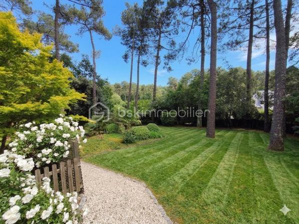 Située dans un environnement enchanteur et privilégié , découvrez cette magnifique maison à vendre offrant une superficie généreuse de 248 m². Parfaite pour les amoureux de la tranquillité et de la nature, elle incarne un style de vie paisible. 

Avec ses 9 pièces spacieuses DE PLAIN-PIED, cette demeure de 1985 offre une disposition harmonieuse entre le salon, la cuisine, deux espaces nuits une salle de sport/cinéma. Trois places de parking complètent ce bien rare et recherché. 

Profitez également d'un balcon et de deux grandes terrasses pour vos moments de détente. Connue pour son environnement paisible et sans vis-à-vis, cette maison est votre havre de paix sans être isolée du monde moderne.
DPE A/A exceptionnel pour une maison de 1985,  chauffage par pompe à chaleur couplée à une installation de panneaux photovoltaïques et une seconde installation photovoltaïque en autoconsommation.
Cheminée, atelier, cave à vins, cave double carport

Familiale et chaleureuse, elle est prête à accueillir de nouveaux souvenirs sans nécessiter de travaux. N'attendez plus pour vivre dans un cadre des plus séduisants ! Pour toute information, contactez Monsieur Gilles Eon.