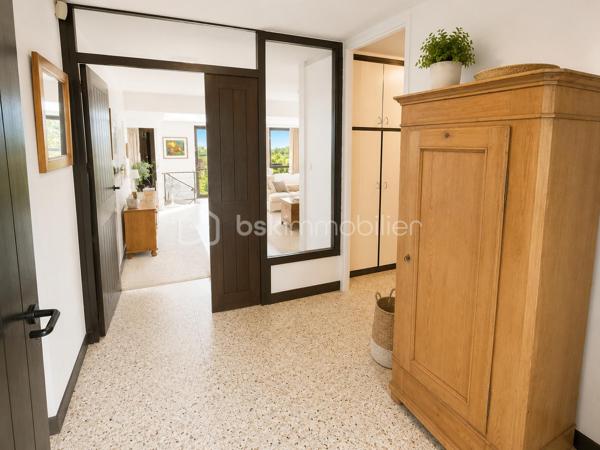 Située dans un environnement enchanteur et privilégié , découvrez cette magnifique maison à vendre offrant une superficie généreuse de 248 m². Parfaite pour les amoureux de la tranquillité et de la nature, elle incarne un style de vie paisible. 

Avec ses 9 pièces spacieuses DE PLAIN-PIED, cette demeure de 1985 offre une disposition harmonieuse entre le salon, la cuisine, deux espaces nuits une salle de sport/cinéma. Trois places de parking complètent ce bien rare et recherché. 

Profitez également d'un balcon et de deux grandes terrasses pour vos moments de détente. Connue pour son environnement paisible et sans vis-à-vis, cette maison est votre havre de paix sans être isolée du monde moderne.
DPE A/A exceptionnel pour une maison de 1985,  chauffage par pompe à chaleur couplée à une installation de panneaux photovoltaïques et une seconde installation photovoltaïque en autoconsommation.
Cheminée, atelier, cave à vins, cave double carport

Familiale et chaleureuse, elle est prête à accueillir de nouveaux souvenirs sans nécessiter de travaux. N'attendez plus pour vivre dans un cadre des plus séduisants ! Pour toute information, contactez Monsieur Gilles Eon.