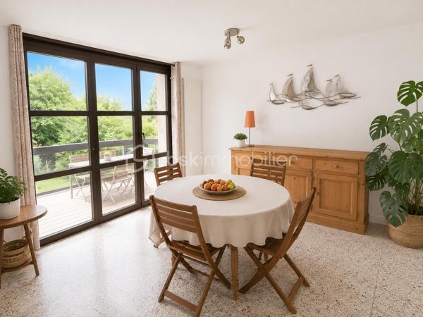 Située dans un environnement enchanteur et privilégié , découvrez cette magnifique maison à vendre offrant une superficie généreuse de 248 m². Parfaite pour les amoureux de la tranquillité et de la nature, elle incarne un style de vie paisible. 

Avec ses 9 pièces spacieuses DE PLAIN-PIED, cette demeure de 1985 offre une disposition harmonieuse entre le salon, la cuisine, deux espaces nuits une salle de sport/cinéma. Trois places de parking complètent ce bien rare et recherché. 

Profitez également d'un balcon et de deux grandes terrasses pour vos moments de détente. Connue pour son environnement paisible et sans vis-à-vis, cette maison est votre havre de paix sans être isolée du monde moderne.
DPE A/A exceptionnel pour une maison de 1985,  chauffage par pompe à chaleur couplée à une installation de panneaux photovoltaïques et une seconde installation photovoltaïque en autoconsommation.
Cheminée, atelier, cave à vins, cave double carport

Familiale et chaleureuse, elle est prête à accueillir de nouveaux souvenirs sans nécessiter de travaux. N'attendez plus pour vivre dans un cadre des plus séduisants ! Pour toute information, contactez Monsieur Gilles Eon.