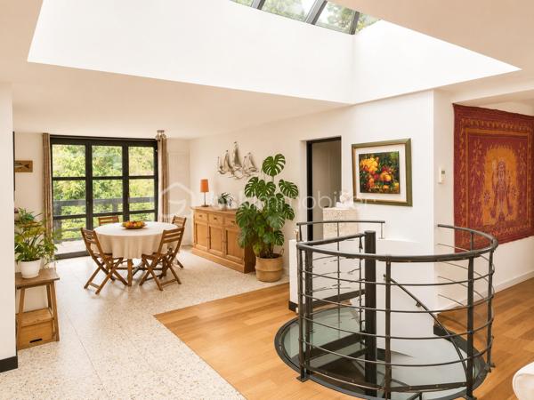 Située dans un environnement enchanteur et privilégié , découvrez cette magnifique maison à vendre offrant une superficie généreuse de 248 m². Parfaite pour les amoureux de la tranquillité et de la nature, elle incarne un style de vie paisible. 

Avec ses 9 pièces spacieuses DE PLAIN-PIED, cette demeure de 1985 offre une disposition harmonieuse entre le salon, la cuisine, deux espaces nuits une salle de sport/cinéma. Trois places de parking complètent ce bien rare et recherché. 

Profitez également d'un balcon et de deux grandes terrasses pour vos moments de détente. Connue pour son environnement paisible et sans vis-à-vis, cette maison est votre havre de paix sans être isolée du monde moderne.
DPE A/A exceptionnel pour une maison de 1985,  chauffage par pompe à chaleur couplée à une installation de panneaux photovoltaïques et une seconde installation photovoltaïque en autoconsommation.
Cheminée, atelier, cave à vins, cave double carport

Familiale et chaleureuse, elle est prête à accueillir de nouveaux souvenirs sans nécessiter de travaux. N'attendez plus pour vivre dans un cadre des plus séduisants ! Pour toute information, contactez Monsieur Gilles Eon.