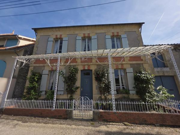 Maison de Charme dans une ville animée