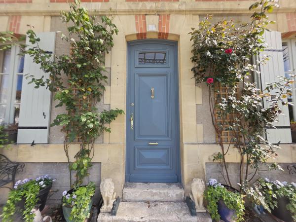 Maison de Charme dans une ville animée