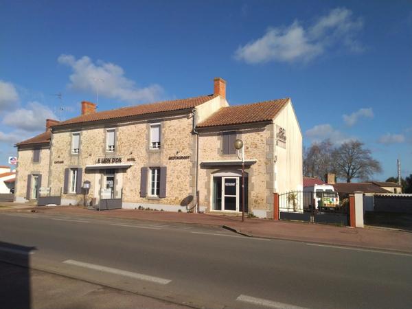 Sur l'axe LES SABLES-LA ROCHE un hôtel-Bar-Restaurant