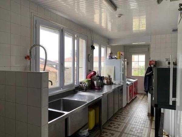 Sur l'axe LES SABLES-LA ROCHE un hôtel-Bar-Restaurant