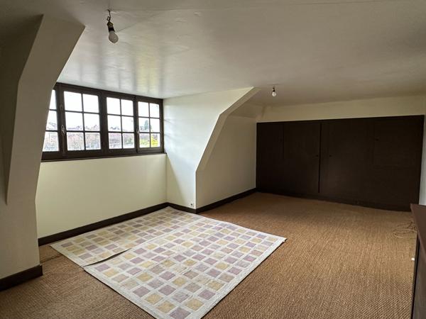 BUREAU Auxerre , une piece 31 m2 Rond point de paris