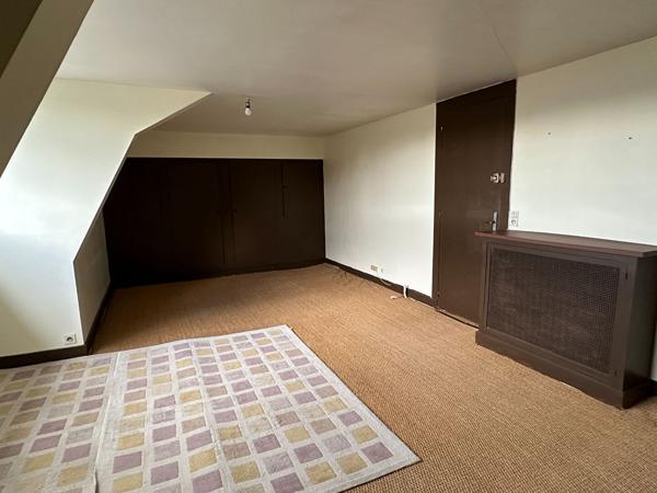 BUREAU Auxerre , une piece 31 m2 Rond point de paris