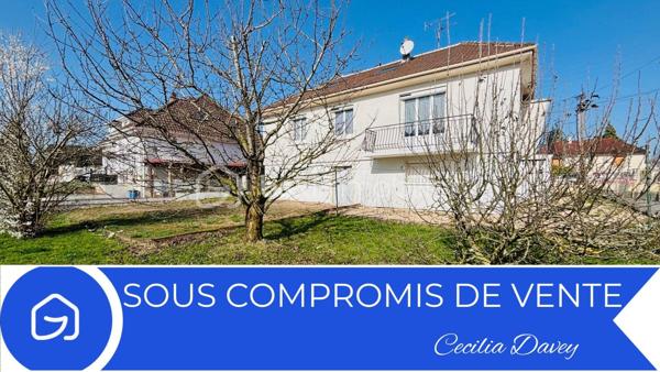 *** Nouveauté : Jolie Maison avec son jardin privatif et son sous-sol total pour profiter d'un cadre de vie agréable, proche des commodités ***

Edifiée sur un terrain d'environ 550m² entièrement clos et plat, cette agréable Maison élevée sur sous-sol total offre un agencement intérieur fonctionnel et optimal.
De nombreux travaux ont été réalisés récemment, cependant cette Maison bénéficie encore de potentiel à exploiter !
Un sous-sol total complète l'ensemble, offrant un réel atout en termes de stationnement, de rangement ou d'espace atelier.

* Descriptif de la Maison *

Au rez-de-chaussée surélevé :
- Une entrée
- Un espace de vie lumineux grâce à ses ouvertures donnant sur une terrasse et le jardin
- Une cuisine aménagée et entièrement équipée avec des éléments modernes haut de gamme
- Un dégagement desservant l'espace nuit
 - 3 chambres bien exposées
- Une salle d'eau avec douche
- Un wc séparé

A l'étage :
- Une suite parentale à aménager disposant déjà d'une douche, d'un lavabo et d'un wc

Au sous-sol :
- Un garage
- 2 ateliers
- Une cave
- Un espace buanderie
- Un espace chaufferie
- Un wc séparé

* Ses extérieurs *
- Un terrain de 550m2 entièrement clos
- Une terrasse bien exposée à l'arrière sur jardin

* Son secteur *
- proximité de services : école maternelle et primaire avec un service de cantine et de garderie, service de transports scolaires pour le collège et le lycée, centre périscolaire
- Nombreux commerces, marché, bus...
- 3 mins de la Gare
- 10 mins de la Gare 

* Ses équipements et ses avantages *
- Village recherché de part son panel de commerces et de services
- Maison très bien entretenue
- Cuisine entièrement équipée MH CUISINES
- Salle d'eau entièrement refaite à neuf en 2022
- Electricité aux normes, refait en 2026
- Gouttières et toiture vérifiées et nettoyées en 2022
- Toutes les ouvertures sont en double vitrage, PVC munies de volets électriques
- Fibre installée
- Assainissement collectif aux normes
- Porte de garage récente de 2022
- Système de chauffage récent avec une Pompe à chaleur Atlantic de 2022

A visiter rapidement...