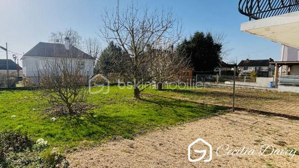 *** Nouveauté : Jolie Maison avec son jardin privatif et son sous-sol total pour profiter d'un cadre de vie agréable, proche des commodités ***

Edifiée sur un terrain d'environ 550m² entièrement clos et plat, cette agréable Maison élevée sur sous-sol total offre un agencement intérieur fonctionnel et optimal.
De nombreux travaux ont été réalisés récemment, cependant cette Maison bénéficie encore de potentiel à exploiter !
Un sous-sol total complète l'ensemble, offrant un réel atout en termes de stationnement, de rangement ou d'espace atelier.

* Descriptif de la Maison *

Au rez-de-chaussée surélevé :
- Une entrée
- Un espace de vie lumineux grâce à ses ouvertures donnant sur une terrasse et le jardin
- Une cuisine aménagée et entièrement équipée avec des éléments modernes haut de gamme
- Un dégagement desservant l'espace nuit
 - 3 chambres bien exposées
- Une salle d'eau avec douche
- Un wc séparé

A l'étage :
- Une suite parentale à aménager disposant déjà d'une douche, d'un lavabo et d'un wc

Au sous-sol :
- Un garage
- 2 ateliers
- Une cave
- Un espace buanderie
- Un espace chaufferie
- Un wc séparé

* Ses extérieurs *
- Un terrain de 550m2 entièrement clos
- Une terrasse bien exposée à l'arrière sur jardin

* Son secteur *
- proximité de services : école maternelle et primaire avec un service de cantine et de garderie, service de transports scolaires pour le collège et le lycée, centre périscolaire
- Nombreux commerces, marché, bus...
- 3 mins de la Gare
- 10 mins de la Gare 

* Ses équipements et ses avantages *
- Village recherché de part son panel de commerces et de services
- Maison très bien entretenue
- Cuisine entièrement équipée MH CUISINES
- Salle d'eau entièrement refaite à neuf en 2022
- Electricité aux normes, refait en 2026
- Gouttières et toiture vérifiées et nettoyées en 2022
- Toutes les ouvertures sont en double vitrage, PVC munies de volets électriques
- Fibre installée
- Assainissement collectif aux normes
- Porte de garage récente de 2022
- Système de chauffage récent avec une Pompe à chaleur Atlantic de 2022

A visiter rapidement...