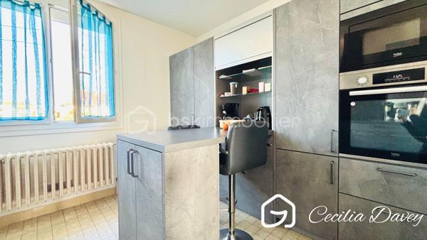 *** Nouveauté : Jolie Maison avec son jardin privatif et son sous-sol total pour profiter d'un cadre de vie agréable, proche des commodités ***

Edifiée sur un terrain d'environ 550m² entièrement clos et plat, cette agréable Maison élevée sur sous-sol total offre un agencement intérieur fonctionnel et optimal.
De nombreux travaux ont été réalisés récemment, cependant cette Maison bénéficie encore de potentiel à exploiter !
Un sous-sol total complète l'ensemble, offrant un réel atout en termes de stationnement, de rangement ou d'espace atelier.

* Descriptif de la Maison *

Au rez-de-chaussée surélevé :
- Une entrée
- Un espace de vie lumineux grâce à ses ouvertures donnant sur une terrasse et le jardin
- Une cuisine aménagée et entièrement équipée avec des éléments modernes haut de gamme
- Un dégagement desservant l'espace nuit
 - 3 chambres bien exposées
- Une salle d'eau avec douche
- Un wc séparé

A l'étage :
- Une suite parentale à aménager disposant déjà d'une douche, d'un lavabo et d'un wc

Au sous-sol :
- Un garage
- 2 ateliers
- Une cave
- Un espace buanderie
- Un espace chaufferie
- Un wc séparé

* Ses extérieurs *
- Un terrain de 550m2 entièrement clos
- Une terrasse bien exposée à l'arrière sur jardin

* Son secteur *
- proximité de services : école maternelle et primaire avec un service de cantine et de garderie, service de transports scolaires pour le collège et le lycée, centre périscolaire
- Nombreux commerces, marché, bus...
- 3 mins de la Gare
- 10 mins de la Gare 

* Ses équipements et ses avantages *
- Village recherché de part son panel de commerces et de services
- Maison très bien entretenue
- Cuisine entièrement équipée MH CUISINES
- Salle d'eau entièrement refaite à neuf en 2022
- Electricité aux normes, refait en 2026
- Gouttières et toiture vérifiées et nettoyées en 2022
- Toutes les ouvertures sont en double vitrage, PVC munies de volets électriques
- Fibre installée
- Assainissement collectif aux normes
- Porte de garage récente de 2022
- Système de chauffage récent avec une Pompe à chaleur Atlantic de 2022

A visiter rapidement...