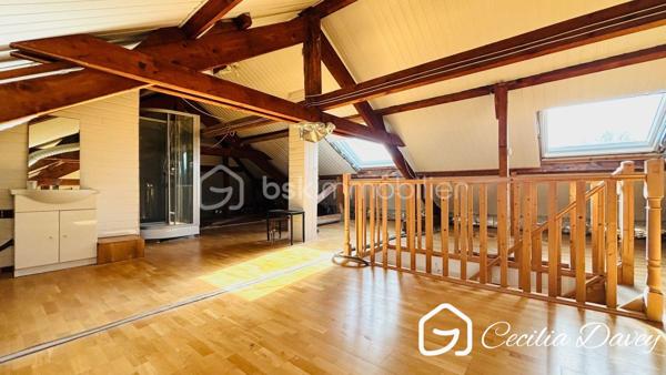*** Nouveauté : Jolie Maison avec son jardin privatif et son sous-sol total pour profiter d'un cadre de vie agréable, proche des commodités ***

Edifiée sur un terrain d'environ 550m² entièrement clos et plat, cette agréable Maison élevée sur sous-sol total offre un agencement intérieur fonctionnel et optimal.
De nombreux travaux ont été réalisés récemment, cependant cette Maison bénéficie encore de potentiel à exploiter !
Un sous-sol total complète l'ensemble, offrant un réel atout en termes de stationnement, de rangement ou d'espace atelier.

* Descriptif de la Maison *

Au rez-de-chaussée surélevé :
- Une entrée
- Un espace de vie lumineux grâce à ses ouvertures donnant sur une terrasse et le jardin
- Une cuisine aménagée et entièrement équipée avec des éléments modernes haut de gamme
- Un dégagement desservant l'espace nuit
 - 3 chambres bien exposées
- Une salle d'eau avec douche
- Un wc séparé

A l'étage :
- Une suite parentale à aménager disposant déjà d'une douche, d'un lavabo et d'un wc

Au sous-sol :
- Un garage
- 2 ateliers
- Une cave
- Un espace buanderie
- Un espace chaufferie
- Un wc séparé

* Ses extérieurs *
- Un terrain de 550m2 entièrement clos
- Une terrasse bien exposée à l'arrière sur jardin

* Son secteur *
- proximité de services : école maternelle et primaire avec un service de cantine et de garderie, service de transports scolaires pour le collège et le lycée, centre périscolaire
- Nombreux commerces, marché, bus...
- 3 mins de la Gare
- 10 mins de la Gare 

* Ses équipements et ses avantages *
- Village recherché de part son panel de commerces et de services
- Maison très bien entretenue
- Cuisine entièrement équipée MH CUISINES
- Salle d'eau entièrement refaite à neuf en 2022
- Electricité aux normes, refait en 2026
- Gouttières et toiture vérifiées et nettoyées en 2022
- Toutes les ouvertures sont en double vitrage, PVC munies de volets électriques
- Fibre installée
- Assainissement collectif aux normes
- Porte de garage récente de 2022
- Système de chauffage récent avec une Pompe à chaleur Atlantic de 2022

A visiter rapidement...
