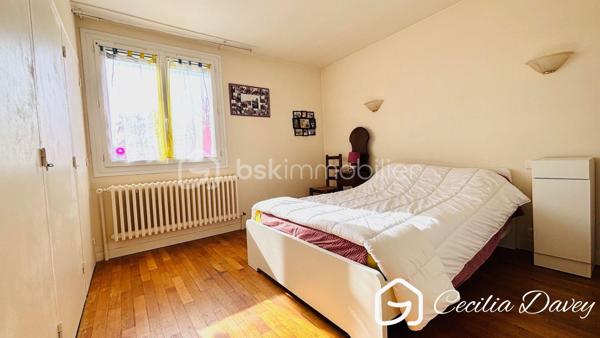 *** Nouveauté : Jolie Maison avec son jardin privatif et son sous-sol total pour profiter d'un cadre de vie agréable, proche des commodités ***

Edifiée sur un terrain d'environ 550m² entièrement clos et plat, cette agréable Maison élevée sur sous-sol total offre un agencement intérieur fonctionnel et optimal.
De nombreux travaux ont été réalisés récemment, cependant cette Maison bénéficie encore de potentiel à exploiter !
Un sous-sol total complète l'ensemble, offrant un réel atout en termes de stationnement, de rangement ou d'espace atelier.

* Descriptif de la Maison *

Au rez-de-chaussée surélevé :
- Une entrée
- Un espace de vie lumineux grâce à ses ouvertures donnant sur une terrasse et le jardin
- Une cuisine aménagée et entièrement équipée avec des éléments modernes haut de gamme
- Un dégagement desservant l'espace nuit
 - 3 chambres bien exposées
- Une salle d'eau avec douche
- Un wc séparé

A l'étage :
- Une suite parentale à aménager disposant déjà d'une douche, d'un lavabo et d'un wc

Au sous-sol :
- Un garage
- 2 ateliers
- Une cave
- Un espace buanderie
- Un espace chaufferie
- Un wc séparé

* Ses extérieurs *
- Un terrain de 550m2 entièrement clos
- Une terrasse bien exposée à l'arrière sur jardin

* Son secteur *
- proximité de services : école maternelle et primaire avec un service de cantine et de garderie, service de transports scolaires pour le collège et le lycée, centre périscolaire
- Nombreux commerces, marché, bus...
- 3 mins de la Gare
- 10 mins de la Gare 

* Ses équipements et ses avantages *
- Village recherché de part son panel de commerces et de services
- Maison très bien entretenue
- Cuisine entièrement équipée MH CUISINES
- Salle d'eau entièrement refaite à neuf en 2022
- Electricité aux normes, refait en 2026
- Gouttières et toiture vérifiées et nettoyées en 2022
- Toutes les ouvertures sont en double vitrage, PVC munies de volets électriques
- Fibre installée
- Assainissement collectif aux normes
- Porte de garage récente de 2022
- Système de chauffage récent avec une Pompe à chaleur Atlantic de 2022

A visiter rapidement...