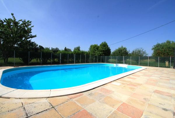 Charmant ensemble en pierre avec piscine en bordure du Lot