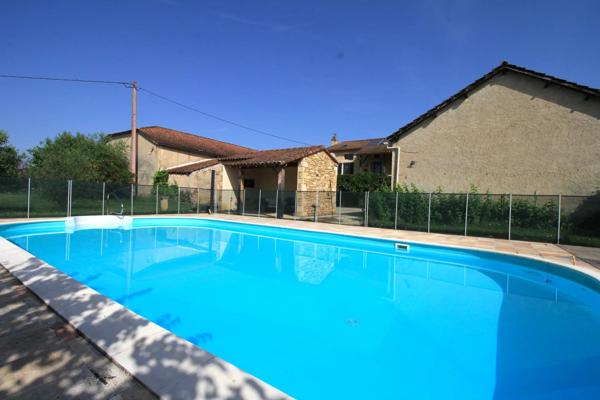 Charmant ensemble en pierre avec piscine en bordure du Lot