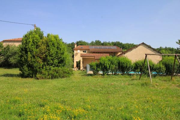 Charmant ensemble en pierre avec piscine en bordure du Lot